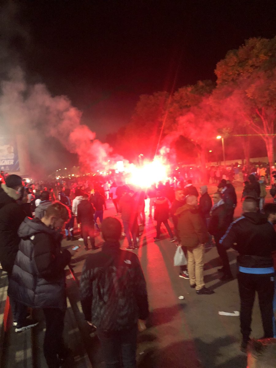 VirageD's tweet photo. Le #fcparvis est présent pourtant c’est pas le qsg qui joue #omssl #omlazion #TeamOM ce soir c’est 3pts et 60 000 supporters https://t.co/wBNNhveSSn