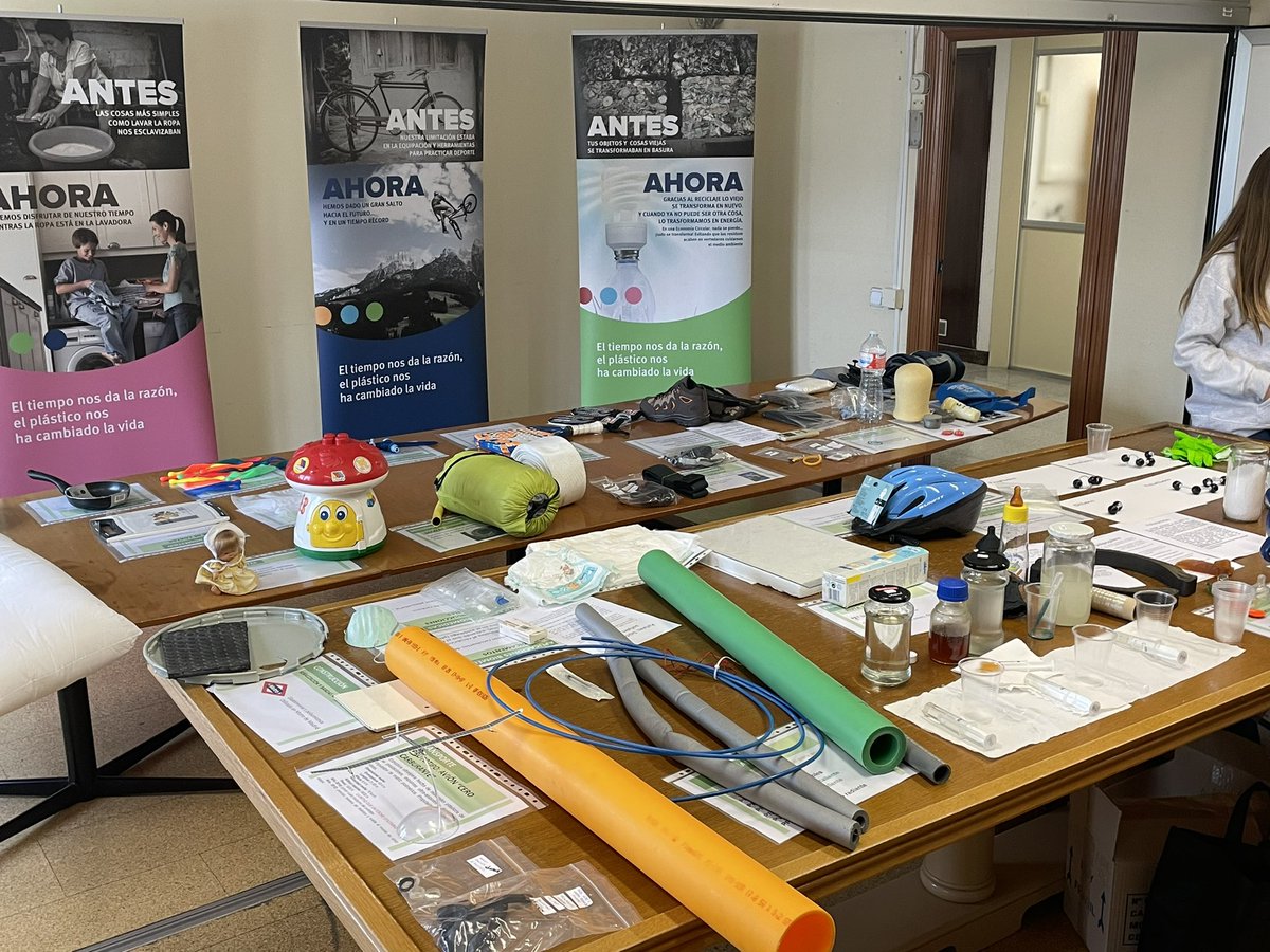 ictp_promocion's tweet photo. Hoy Daniel Lopez, Director del @ictp_promocion ha dado la bienvenida a los estudiantes que posteriormente han visitado nuestros laboratorios y la exposición “Aplicaciones de los Plásticos”@PlasticsEurope https://t.co/OKvvhePqJD