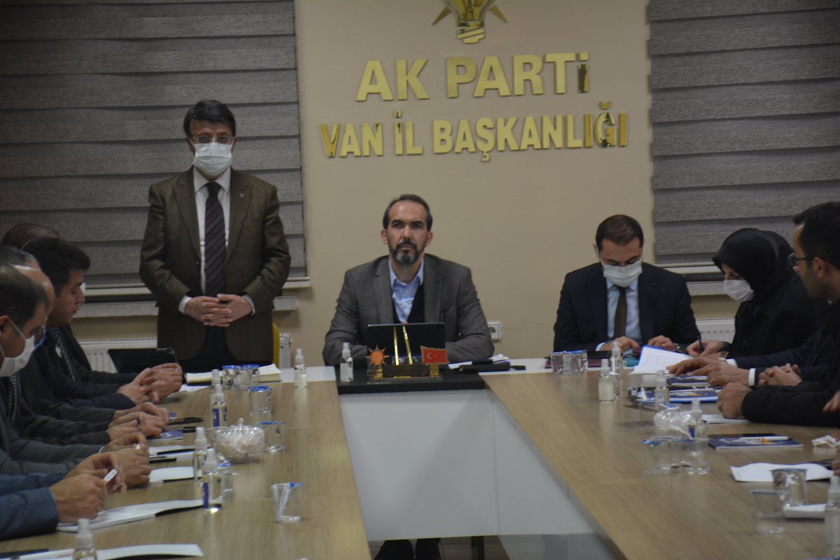 AK Parti Kahramanmaraş Milletvekili Ahmet Özdemir İl Başkanlığımızda teşkilat mensupları ile toplantı gerçekleştirdi. 2023 yolunda yapılacak çalışmaların ele alındığı toplantıya  ilçe başkanları ve seçim işleri başkanları iştirak etti.<a href="/erkankandemir/">Erkan Kandemir</a> <a href="/Ziverozdemir/">Ziver ÖZDEMİR</a> <a href="/agral_abdullah/">Abdullah Ağralı</a>