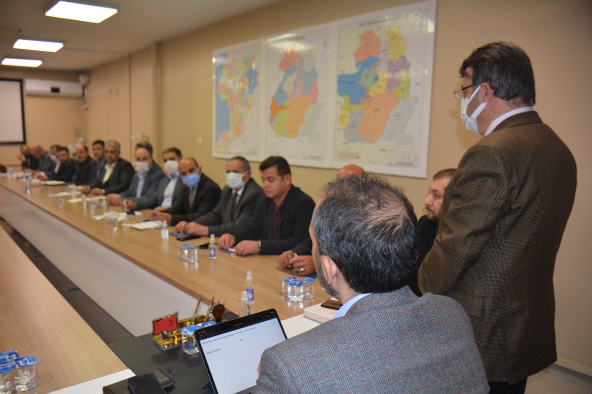 AK_PartiVan's tweet photo. AK Parti Kahramanmaraş Milletvekili Ahmet Özdemir İl Başkanlığımızda teşkilat mensupları ile toplantı gerçekleştirdi. 2023 yolunda yapılacak çalışmaların ele alındığı toplantıya  ilçe başkanları ve seçim işleri başkanları iştirak etti.@erkankandemir @Ziverozdemir @agral_abdullah https://t.co/djgOZ88snv