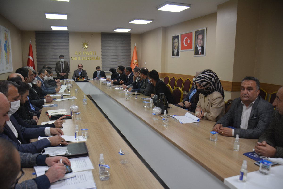 AK_PartiVan's tweet photo. AK Parti Kahramanmaraş Milletvekili Ahmet Özdemir İl Başkanlığımızda teşkilat mensupları ile toplantı gerçekleştirdi. 2023 yolunda yapılacak çalışmaların ele alındığı toplantıya  ilçe başkanları ve seçim işleri başkanları iştirak etti.@erkankandemir @Ziverozdemir @agral_abdullah https://t.co/djgOZ88snv