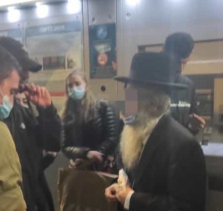 EladHumi's tweet image. מחבל מוסלמי תקף לפני שעה קלה יהודי מבוגר ברכבת הקלה. קוראים לזה יודופוביה, אנטישמיות.
המחבל רצה לרדת ליד מחנה יהודה, חבורת בנות עמדה בדרכו לדלת, הוא דחף אותן בחוזקה ולפני שהגיע לדלת הוריד כאפה ליהודי היקר הזה. המשקפיים נשברו מהמכה ודם ובושה ירדו לו מהפרצוף. הקצין שמשמאל טיפל בו.
