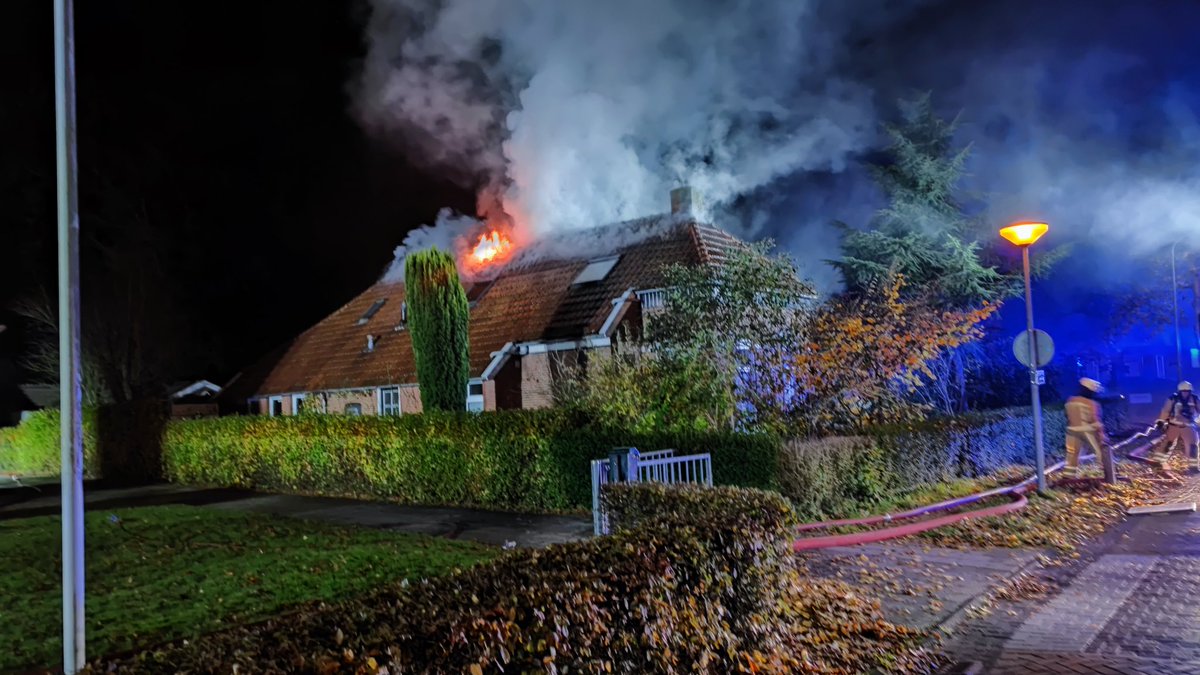 vanoostmedia's tweet image. Middelbrand in Eext aan 't Wit inmiddels uitslaand