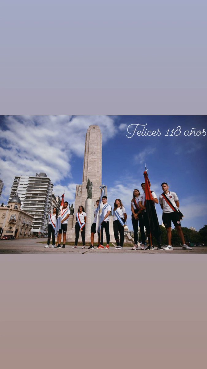 Los abanderados de 5 to año en el Monumento Nacional a la Bandera acompañando la celebración por los 118 años.

Tu brillante trayectoria hoy festeja..