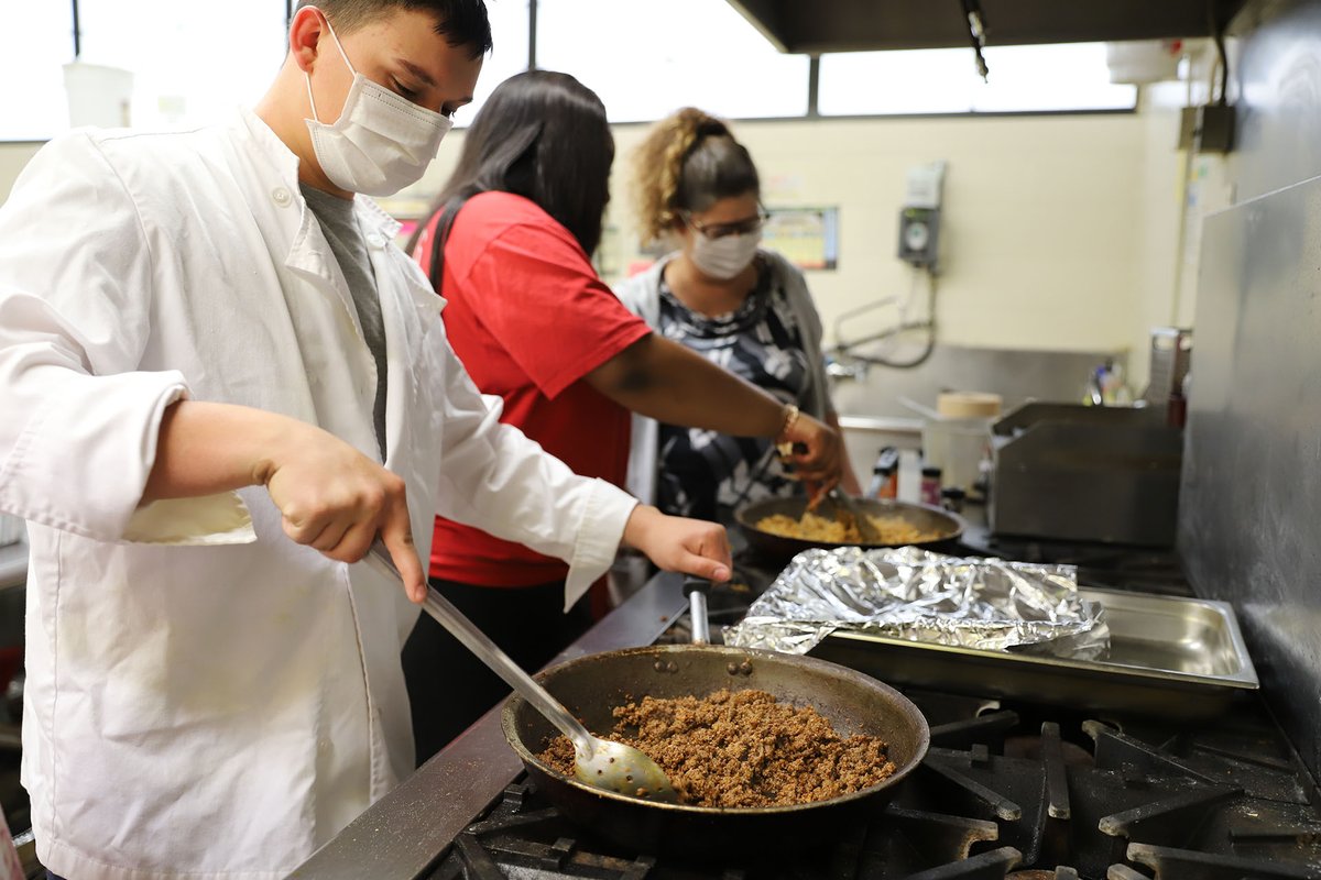 clintondalesch's tweet photo. It was Taco Thursday at the Clintondale Continuing Education Center! Thank you to everyone who made our lunchtime meal a fun success this afternoon. #dragonfamily #clintondalecares https://t.co/K3CnSOwMYV