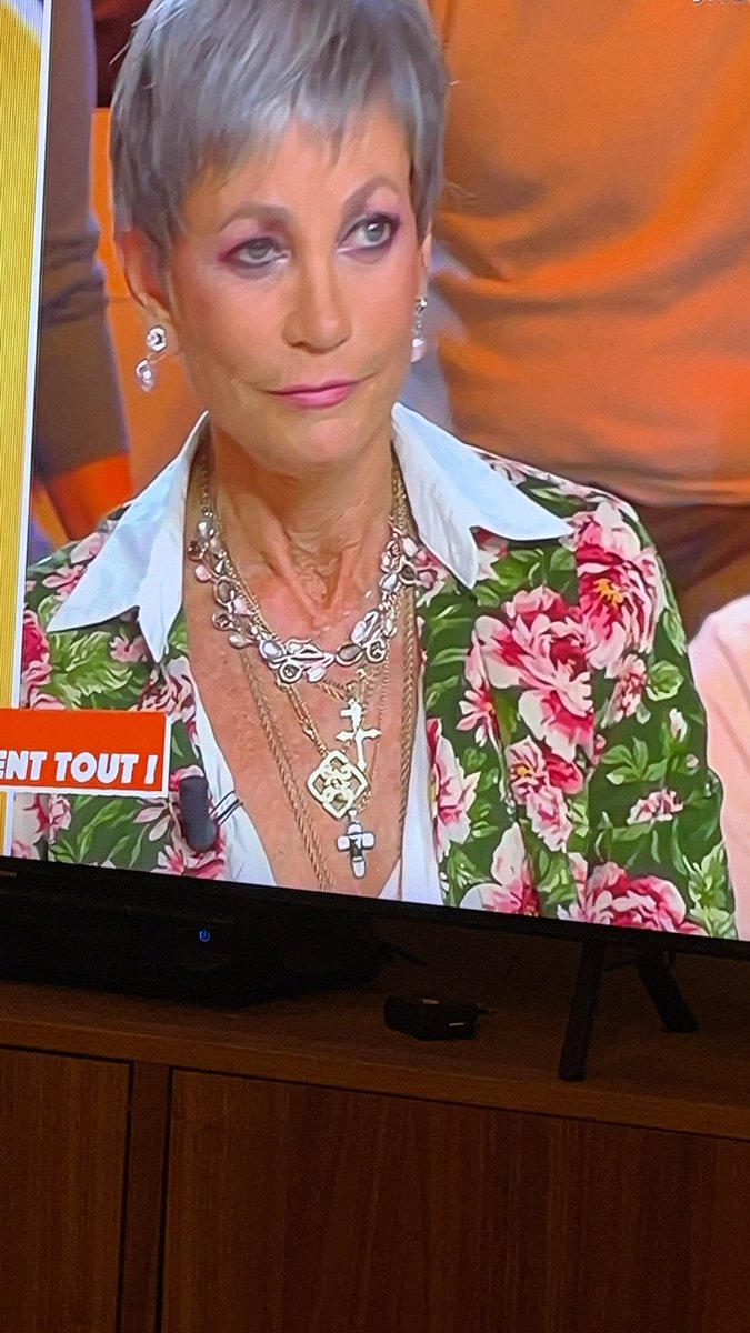 stadireuuuu's tweet photo. #tpmp les croix autour du coup c’est comme le voile et pourtant ça passe … sans polémique… #2poids2mesures https://t.co/lLRTuD2W10