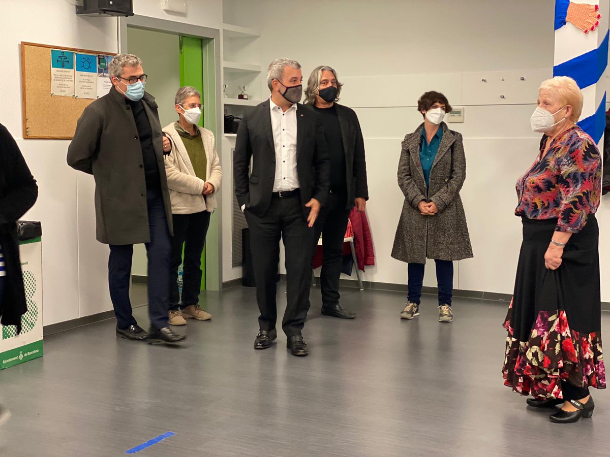 joan_r_riera's tweet photo. Hem visitat amb @jaumecollboni i Xavier Marcé i @SoniaNietoSanc6 l'espai de persones grans de Can Peguera de @Bcn_NouBarris. Dinamisme i vitalitat, els casals de persones grans fan una gran feina contra la soledat no volguda #reconectem https://t.co/7iT5LU7xP7