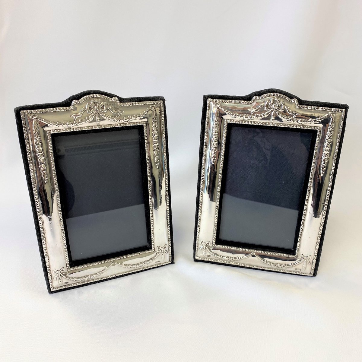 ParkLaneAntique's tweet image. A stunning pair of ​Vintage​ Photograph Frames ornately decorated, with blue velvet backs. Hallmarked for London 1987​. Perfect for wedding, anniversary and birthday gifts. parklaneantiques.co.uk/items/ #giftideas #vintagesilver #silverphotoframe