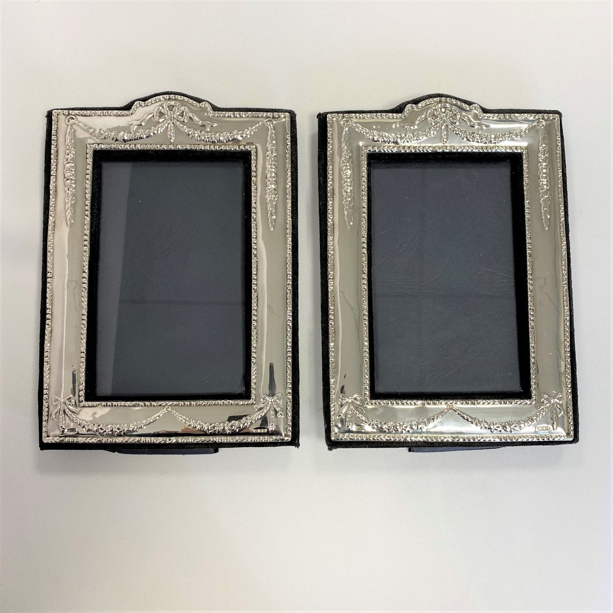 ParkLaneAntique's tweet image. A stunning pair of ​Vintage​ Photograph Frames ornately decorated, with blue velvet backs. Hallmarked for London 1987​. Perfect for wedding, anniversary and birthday gifts. parklaneantiques.co.uk/items/ #giftideas #vintagesilver #silverphotoframe