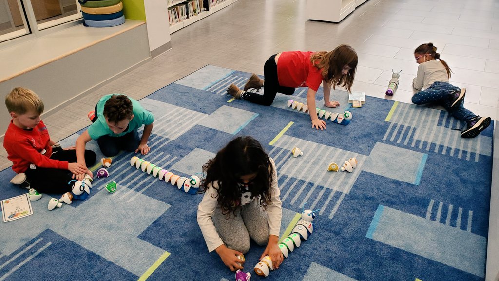 mellissasanchez's tweet photo. #Codapillars crawling around π https://t.co/WdKSAlPdn6