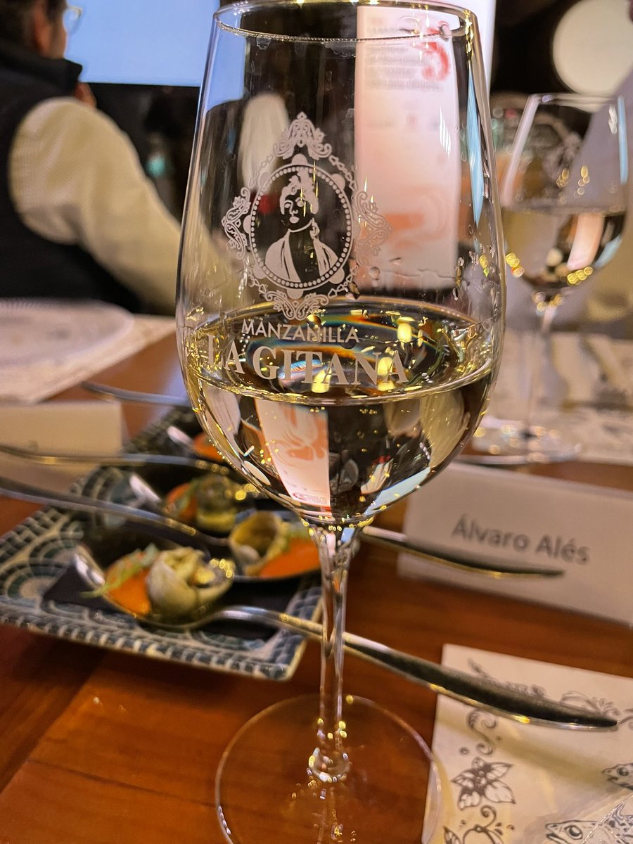Alvaroales's tweet photo. En el Foro @larazon_es en @bodegashidalgo con una copa de Manzanilla para oír a maestros de la Hosteleria Sanluqueña hablar de cocina y probar una muestra, todo un privilegio #vino #Gastronomia https://t.co/hOrh5dKeZN