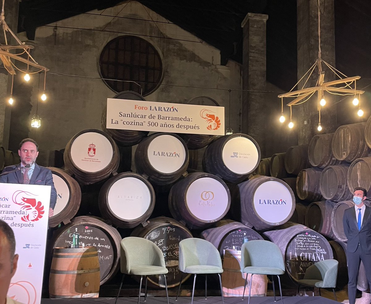 Alvaroales's tweet photo. En el Foro @larazon_es en @bodegashidalgo con una copa de Manzanilla para oír a maestros de la Hosteleria Sanluqueña hablar de cocina y probar una muestra, todo un privilegio #vino #Gastronomia https://t.co/hOrh5dKeZN