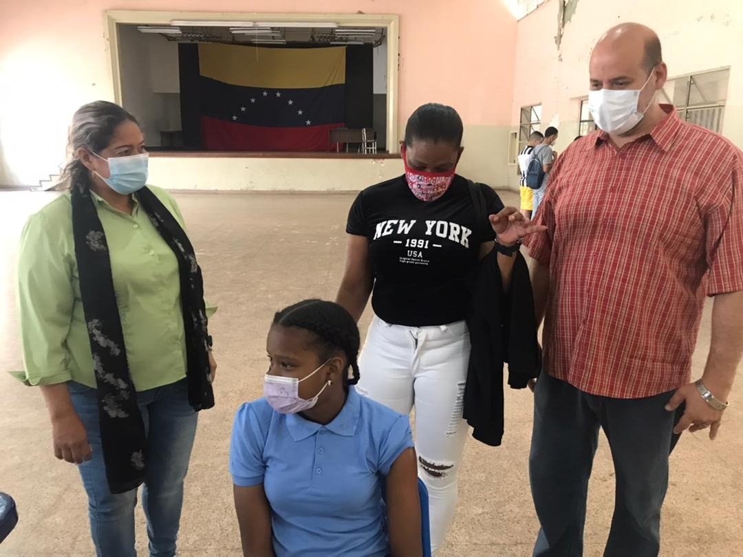 JorgeChayebM1's tweet photo. Seguimos impulsando el bienestar en #Chacao! 

Llevamos una genuina jornada de vacunación vs #covid_19 a la Unidad Educativa El Libertador junto a nuestros héroes de bata blanca del Área de Salud Integral Comunitaria de #Chacao (ASIC). https://t.co/F0OrGrbDE4