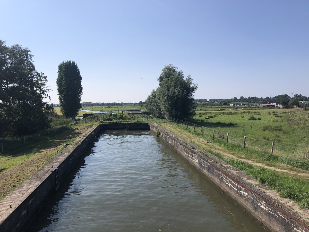 Groenehartstoc1's tweet photo. In 1933 werd een #schutsluis gebouwd tussen de #Oostpolder en #Gouwe. Vanaf 1957 werd de sluis overbodig en in het midden v/d kolk met een betonnen wand in afgedamd. De stenen sluis met houten #sluisdeuren verkeren in slechte staat, er zijn plannen voor restauratie. @SjoukEngels https://t.co/QNr0isqZAp