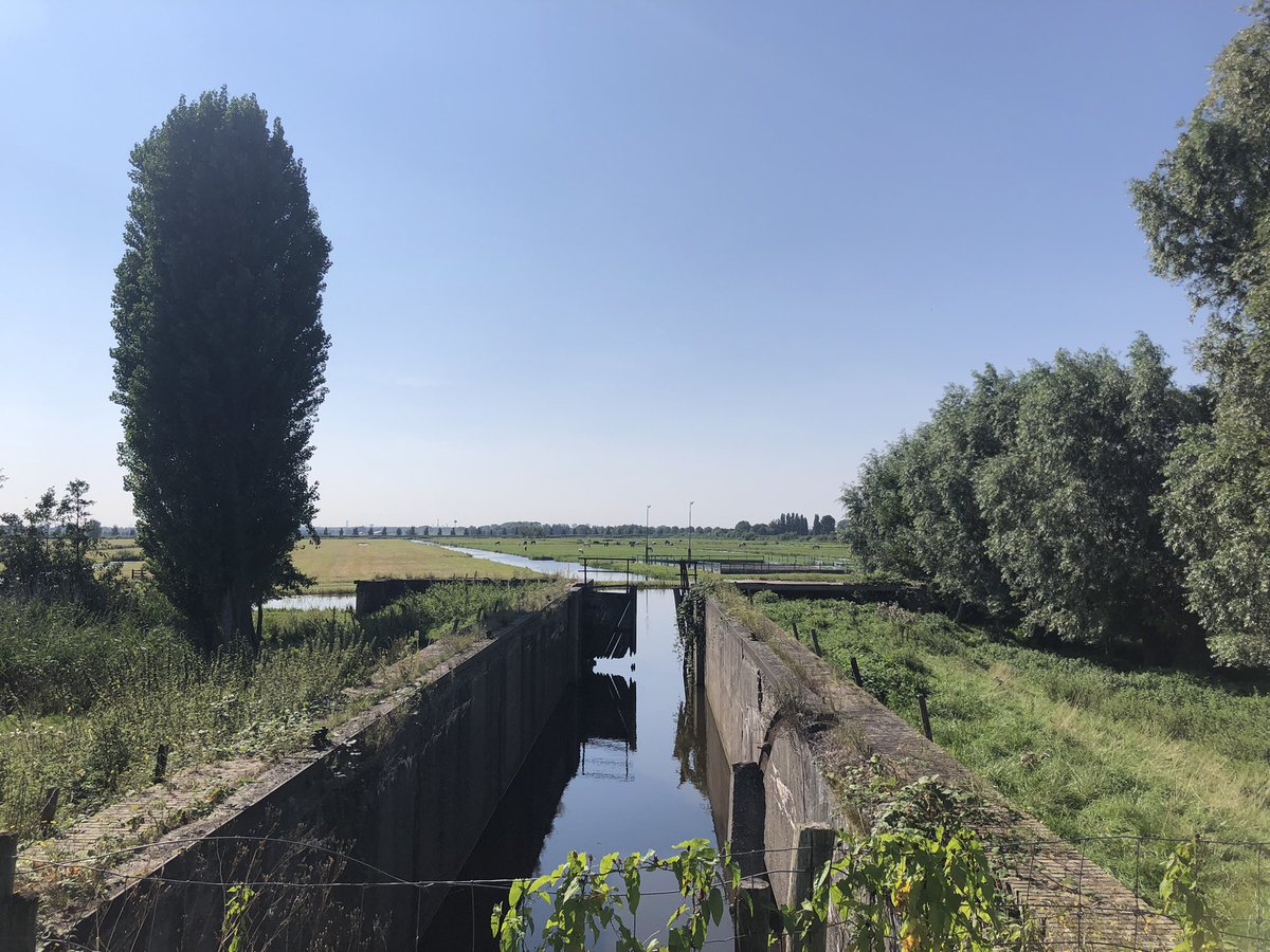 Groenehartstoc1's tweet photo. In 1933 werd een #schutsluis gebouwd tussen de #Oostpolder en #Gouwe. Vanaf 1957 werd de sluis overbodig en in het midden v/d kolk met een betonnen wand in afgedamd. De stenen sluis met houten #sluisdeuren verkeren in slechte staat, er zijn plannen voor restauratie. @SjoukEngels https://t.co/QNr0isqZAp