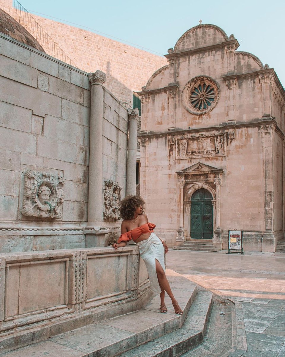 Built in 1438, Onofrio’s Fountain was designed to bring water to the then Dubrovnik Republic which struggled with getting water to the people. One fountain is located at Dubrovnik Old Town while the other is in Luža Square.
📷 <a href="/curioustides/">Jeandra✨</a>
🇭🇷 dubrovnik-croatia.com 

#Dubrovnik
