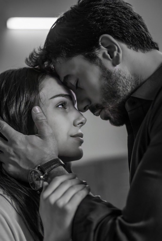 Upuzun bir zamandan sonra yepyeni sabit fotoğrafımla karşınızdayım. Uzun çabalar sonrası #KalpYarası fandom ile yaptığımız etkinlik sonrası 5000 beğeniyi geçen #AyFer fandomun seçtiği fotoğrafımız sabitimize yerleşmeyi başardı. Hayırlı olsun. 🤝