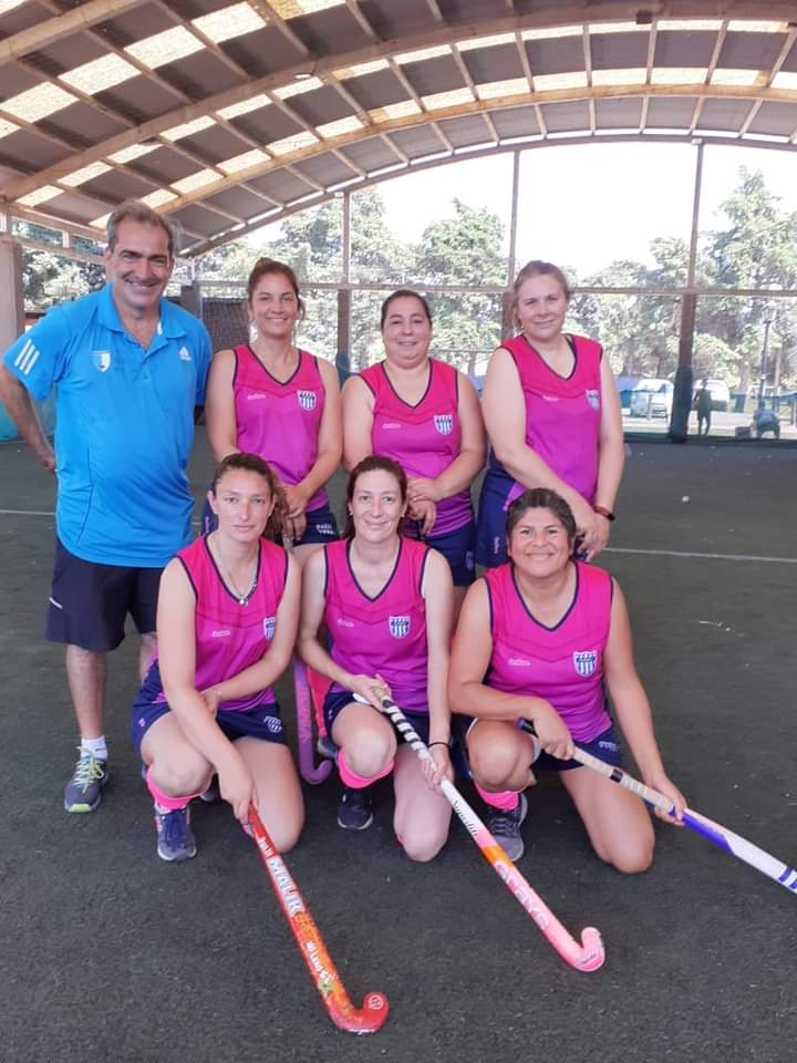 #Hockey🏑 NUESTRAS MAMI CONTINÚAN SUMANDO EXPERIENCIA 👏🏻
Fue empate en 3 tantos, visitando el complejo de Tierra de Sueños 2
🗨 ¿Que estás esperando para sumarte? ¡Te esperamos en el Bosque!
#SumamosTodos #VamosBosque🔵⚪