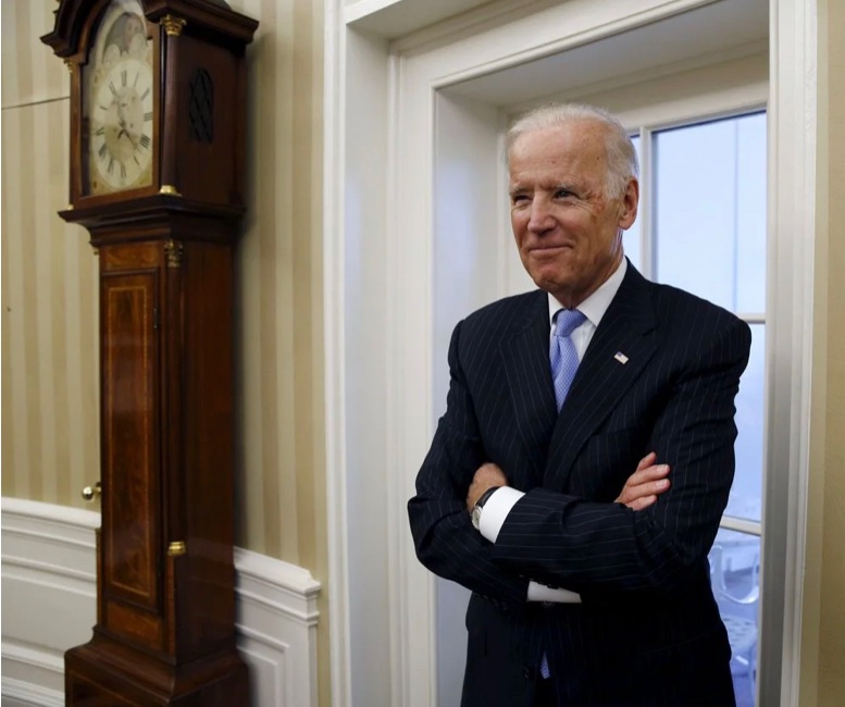 WhiteHouseClock's tweet photo. I know the new guy! He’s an old guy. A tip ‘o the tock to you, Joe. Oh and thank you, ahem, for respecting my personal space. https://t.co/zdRpvbhEw7