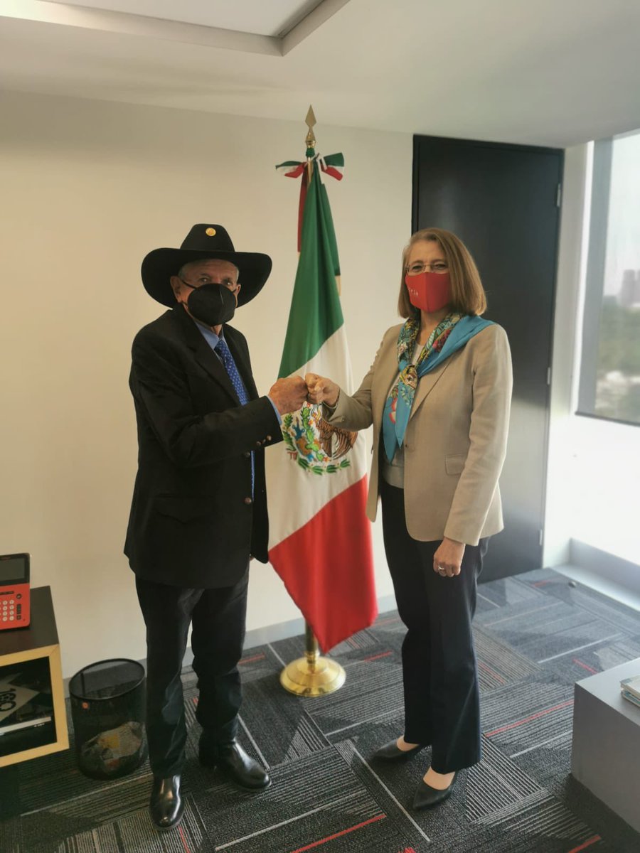 luzmadelamora's tweet photo. Recibimos en la @SE_mx a Don Panchito, un gran defensor de la Denominación de Origen Tequila. 

Seguiremos trabajando de la mano con él, el @CRTequila y la Cámara del Tequila para fortalecer este producto que es un orgullo de México en el mundo. https://t.co/tPIYZLJxwd