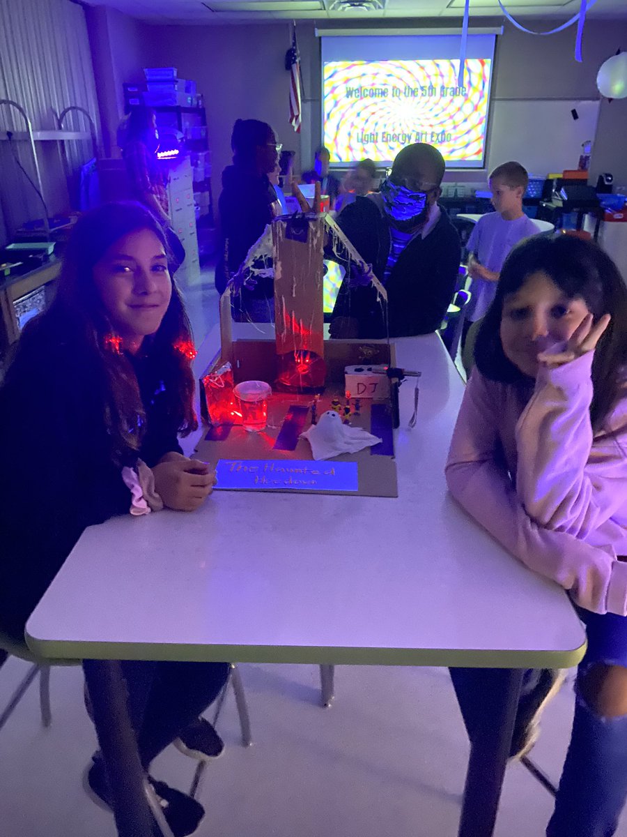 So fun seeing <a href="/kelleynorris_/">Kelley Norris</a> 5th grade class presenting their light expo art showcase!  Students were explaining refraction and reflection with lasers!  Great job! <a href="/HumbleISD_MBE/">Maplebrook Elem</a>