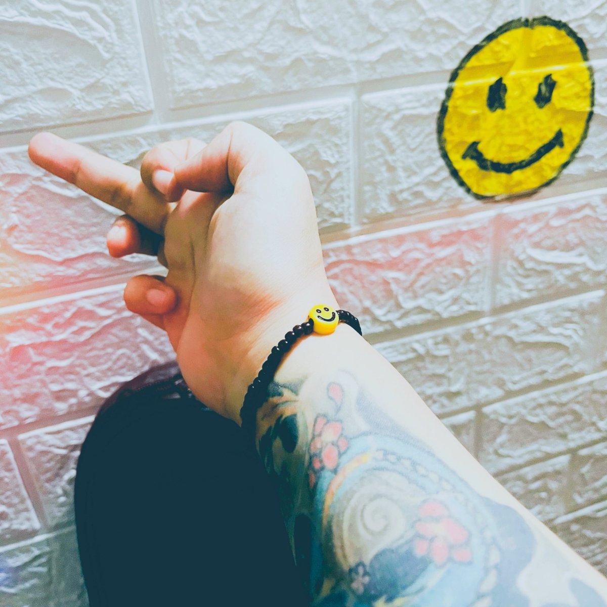 madeeflower's tweet photo. fxxx whatever life throws at you; just keep on smiling 🖕🙂 https://t.co/H42kdxr8O9