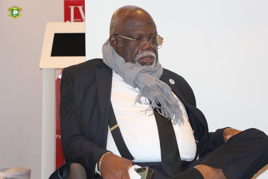 AmbaciB's tweet photo. SEM Abou DOSSO, Ambassadeur de Côte d’Ivoire près le Royaume de Belgique, le Grand-Duché de Luxembourg et l’Union Européenne a raccompagné,cet après-midi à la gare, les Ministres-Gouverneurs Robert Beugré Mambé et Philippe Légré, de passage à Bruxelles, ce Jeudi 04 Novembre 2021. https://t.co/DjQKOAxciE