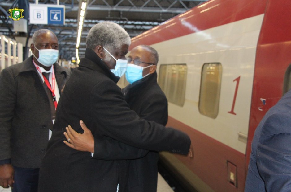 AmbaciB's tweet photo. SEM Abou DOSSO, Ambassadeur de Côte d’Ivoire près le Royaume de Belgique, le Grand-Duché de Luxembourg et l’Union Européenne a raccompagné,cet après-midi à la gare, les Ministres-Gouverneurs Robert Beugré Mambé et Philippe Légré, de passage à Bruxelles, ce Jeudi 04 Novembre 2021. https://t.co/DjQKOAxciE