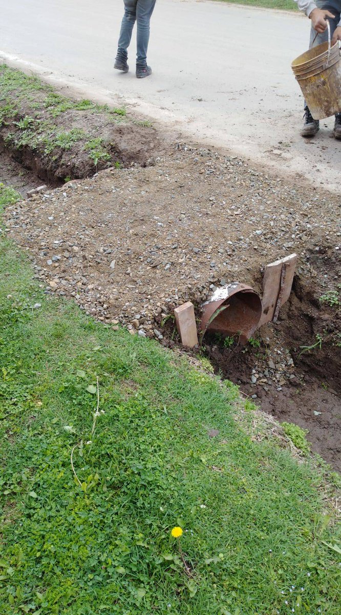 🚧 Algunos trabajos que se realizan durante la mañana de hoy:

◾ Colocación de tubos en ingreso de viviendas en Calle 28 de Barrio Sargento Cabral y en Avenida Fuerza Aérea altura Barrio Atepam, tarea a cargo del equipo de Zanjeo.