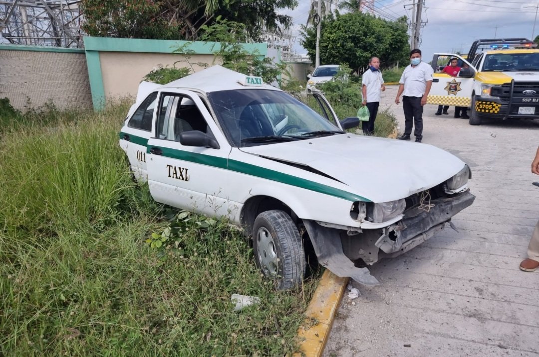 TransitoBJ's tweet photo. ⚠️PRECAUCIÓN⚠️

Se reporta accidente de tránsito en el Boulevard Luis Donaldo Colosio, frente a la CFE.

Tome en cuenta esta información para evitar contratiempos. 

#ServirYProteger @MaraLezama @AytoCancun https://t.co/5wdczrXC93