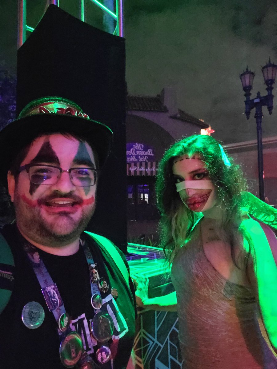 Feenyks's tweet photo. This was also the first year I'd visited the event frequently enough to get recognized by scareactors in the zones. I loved them all, but the Ringmistress, Vanity, Eddie, and Dacty will always hold a special place in my heart, as will #Hacktion. (6/7) https://t.co/diyvG0qPFg