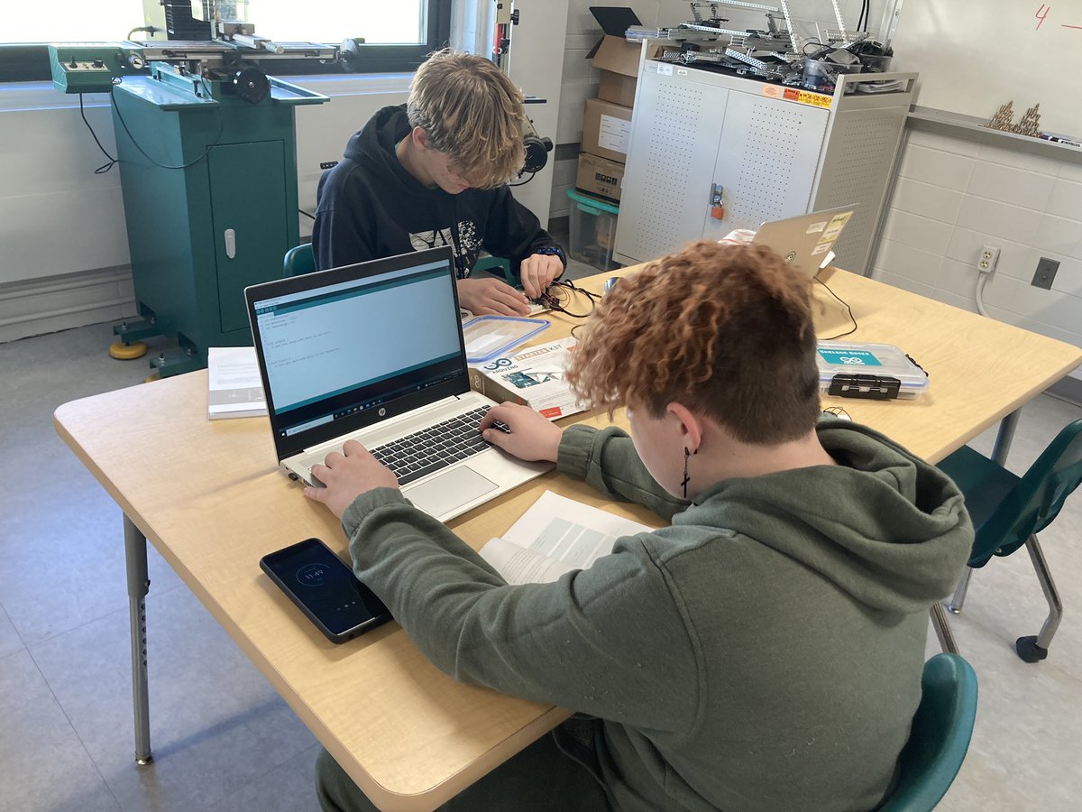 NLSD_Huck's tweet photo. Programming piezoelectric speakers to adjust the tone with the level of light hitting the phototransistor. Get ready! We’re going to drop some sick tunes! #STEM #Arduino #Intro2Electronics https://t.co/QgKhX2aNe6