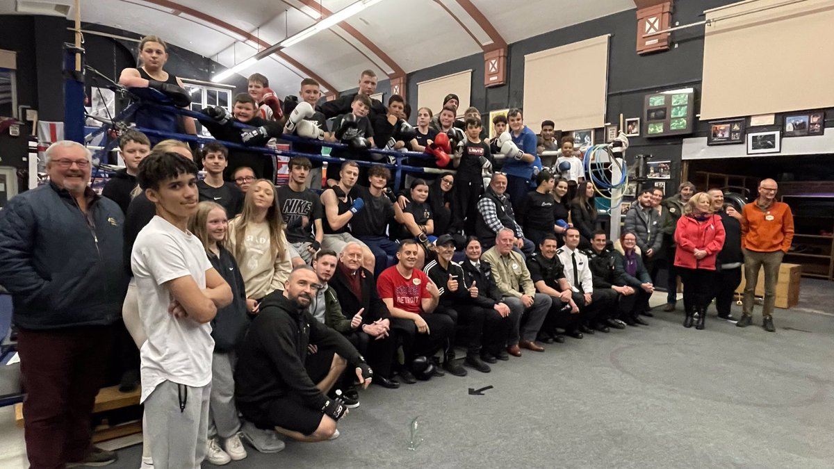 andyksheffield's tweet photo. Great to welcome the new Chief Constable of @syptweet Lauren Poultney to our gym tonight with the @SYPCC Dr Alan Billings &amp; Angela Greenwood from @SY_VRU along with Cllr Anne Marie Murphy and Leader of @SheffCouncil Cllr Terry Fox￼ &amp; local cops Sgt Tom Hollands and PC Nick Keen https://t.co/uY8rBYJ6H3