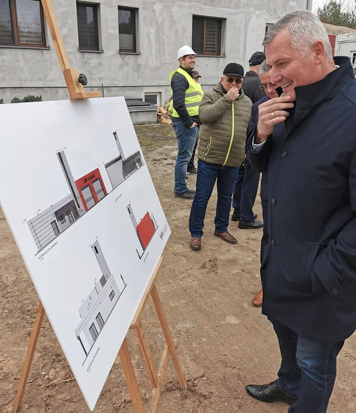 SejmikMaz's tweet photo. 🟠 Wicemarszałek #Mazowsze Rafał #Rajkowski informuje: Dziś w gminie #Kowala nastąpiło symboliczne wbicie łopaty rozpoczynające budowę remizy dla OSP Kowala w miejscowości Kowala-Stępocina. 🏣🚒 Inwestycja będzie realizowana ze środków z budżetu Województwa Mazowieckiego... https://t.co/KBCUqRvvjq