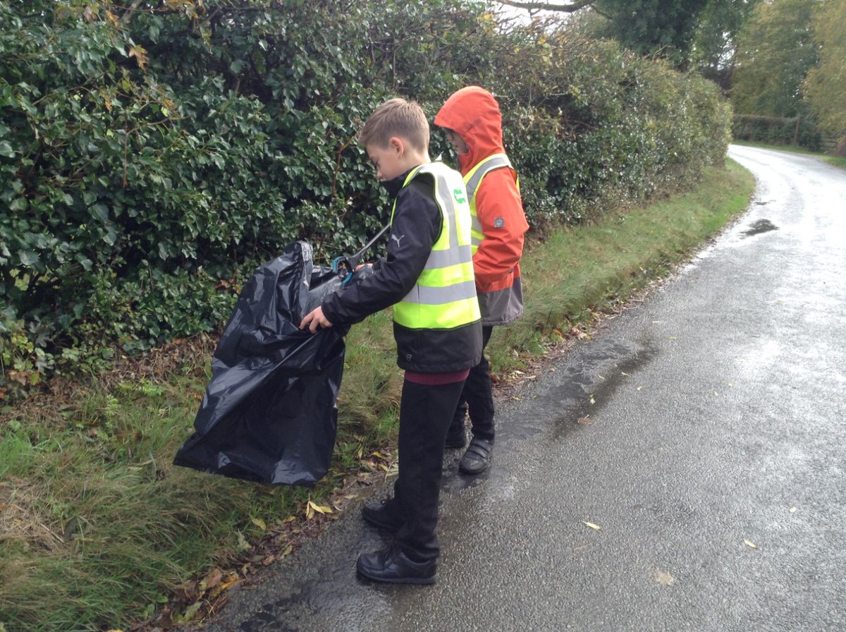 AlburghCE's tweet photo. Today is #OutsideClassroomDay and each class has been busy learning outdoors. #acornsclass #bonfirenight #seedlingsclass #science #seasons #saplingsclass #scavengerhunt #oaksclass #litterpicking #globalcitizenship @OutdoorClassDay https://t.co/qNm9XC5gM5