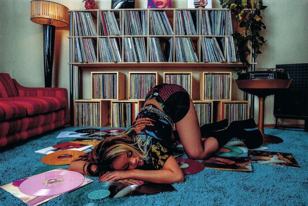 HipHopExcluzive's tweet photo. #Rihanna shows off her #vinylcollection 👀👀👀
#hiphop #vinyl #music #musicheads #FENTY #FentyBeauty https://t.co/ecqz59KP3W