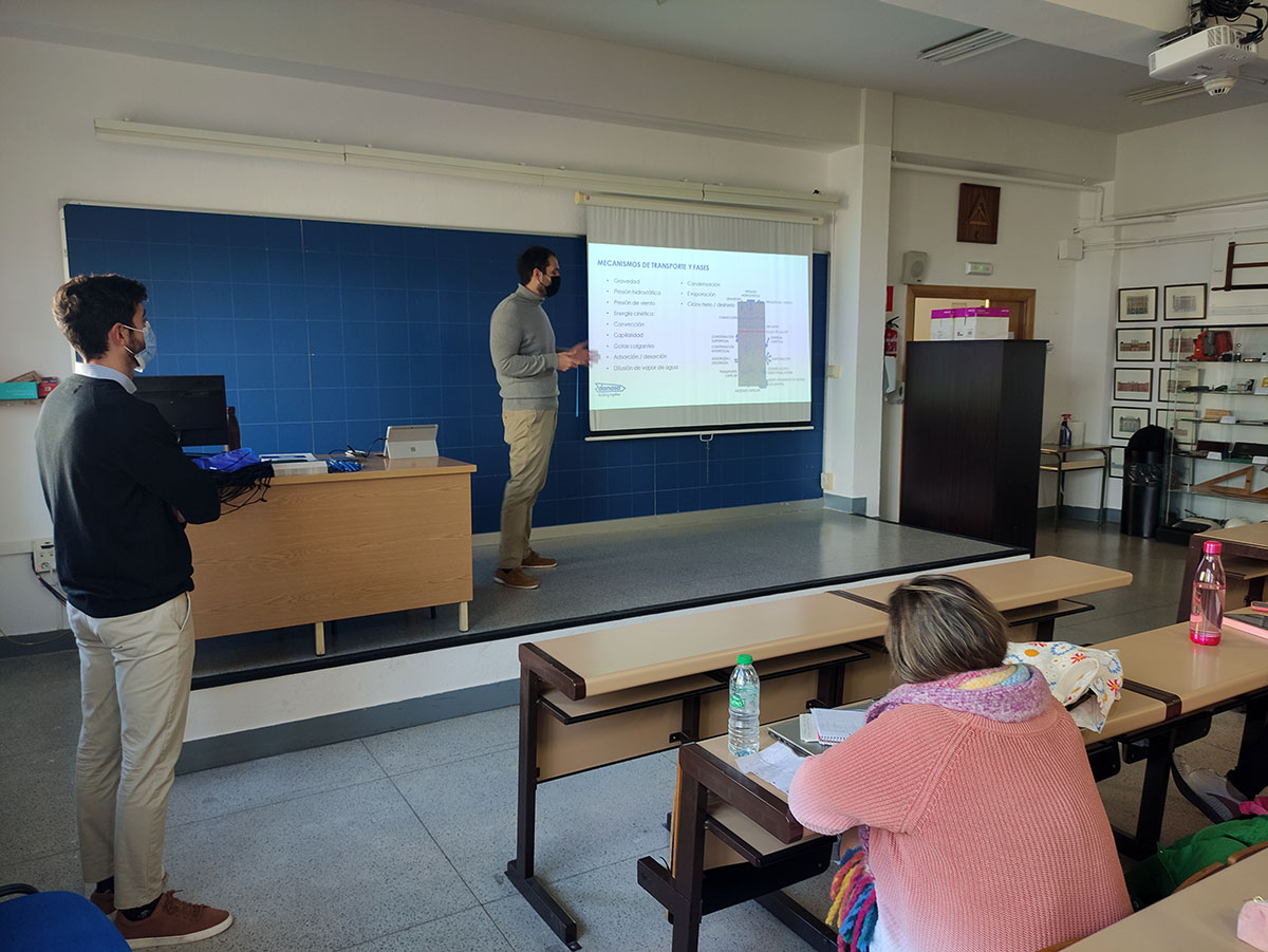 MasterMejorr's tweet photo. Once again, this year, Adolfo Galán and Jorge Colchero from the Technical Department of DANOSA, gave us yesterday an interesting lecture on the rehabilitation of flat roofs. #DANOSA #Rehabilitación #ETSEdificación https://t.co/YRgqrYiBVO