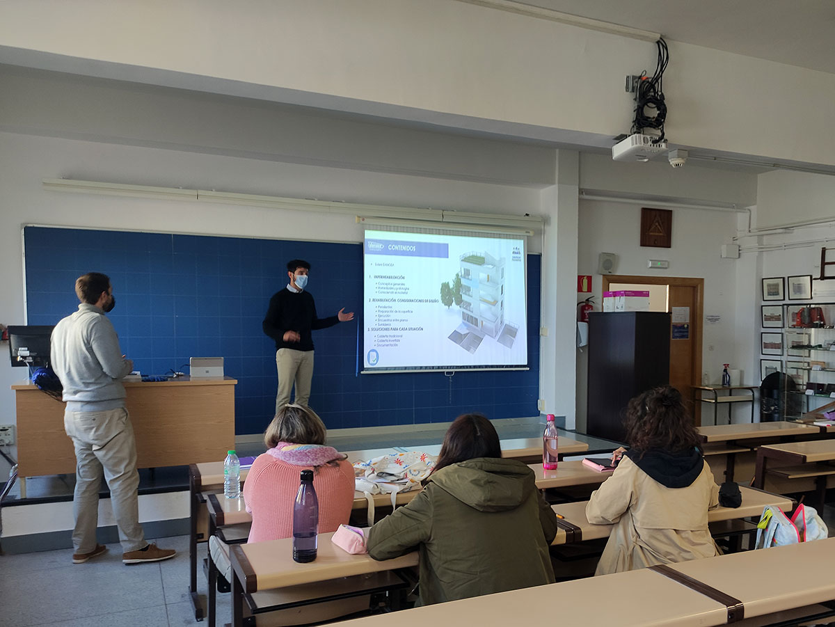 MasterMejorr's tweet photo. Once again, this year, Adolfo Galán and Jorge Colchero from the Technical Department of DANOSA, gave us yesterday an interesting lecture on the rehabilitation of flat roofs. #DANOSA #Rehabilitación #ETSEdificación https://t.co/YRgqrYiBVO