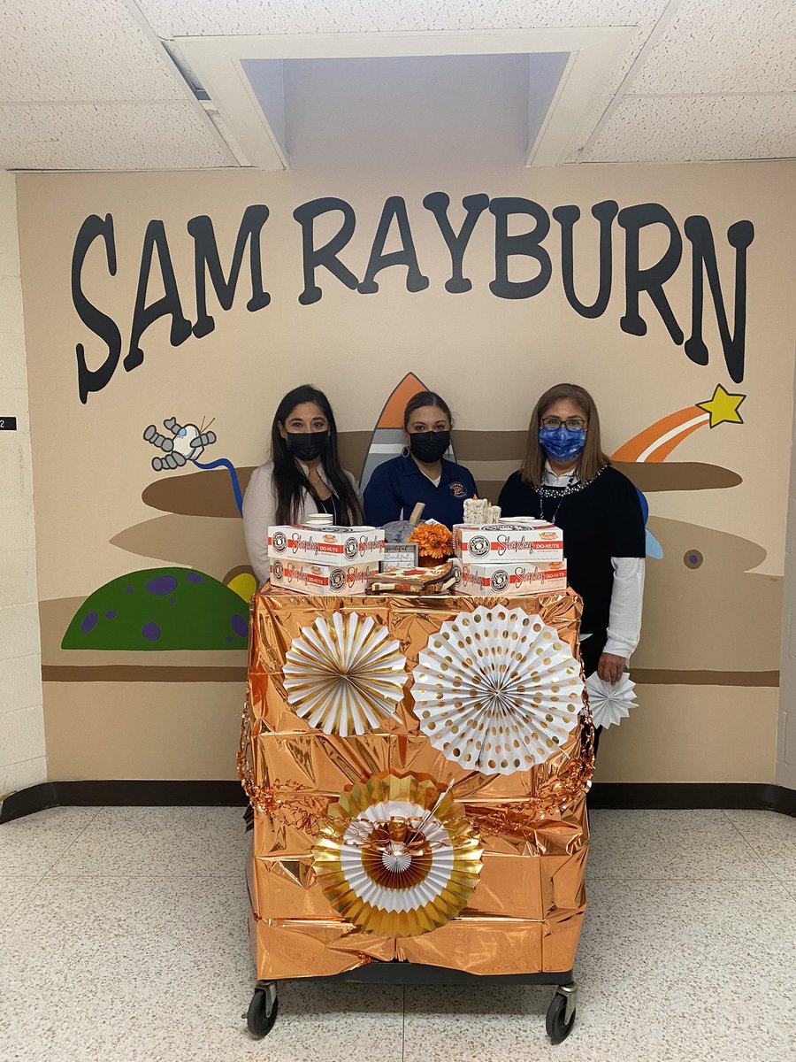 MPena1029's tweet image. Showing all the amazing teachers and staff how grateful we are for all that they do by treating them with donuts a day before #NationalDoughnutDay on this crisp morning. #couldntwait #gratitude @ALZ_Rockets @Mrs_MelAndrade @Rockets120 @McAllenISD