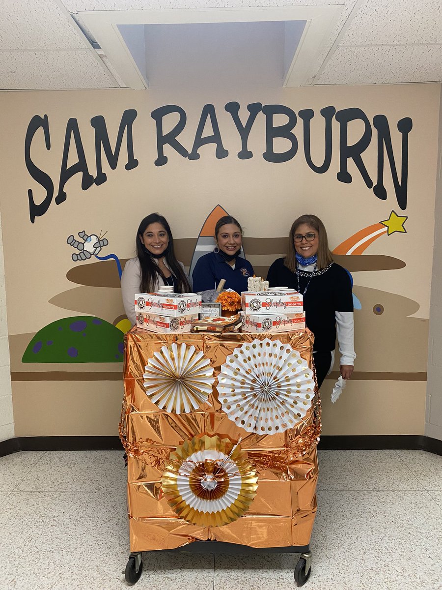 MPena1029's tweet image. Showing all the amazing teachers and staff how grateful we are for all that they do by treating them with donuts a day before #NationalDoughnutDay on this crisp morning. #couldntwait #gratitude @ALZ_Rockets @Mrs_MelAndrade @Rockets120 @McAllenISD