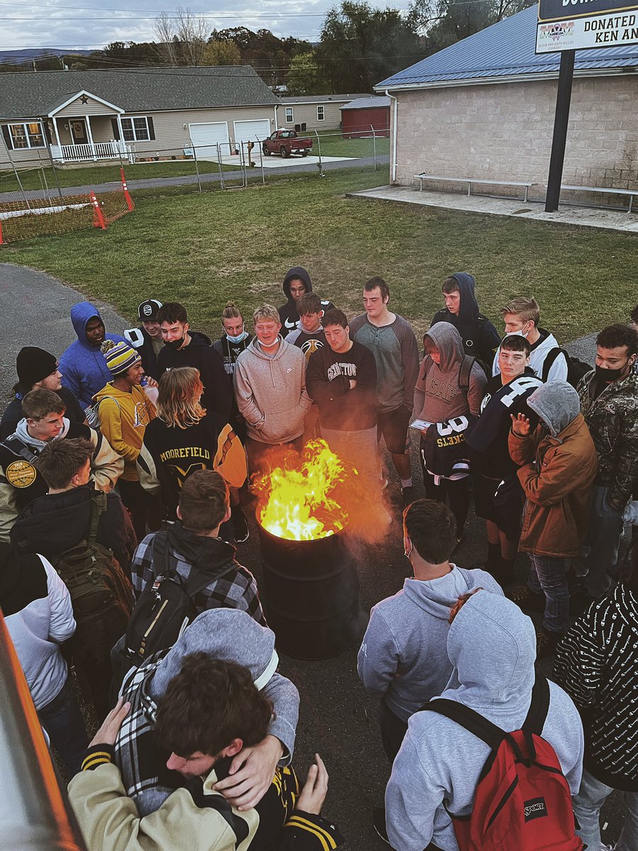 _MHSFootball_'s tweet photo. Family ❤️ https://t.co/xG2reuZBoq
