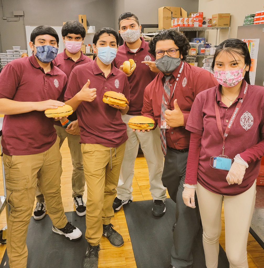 chef_yves's tweet photo. It's Dry Cooking Methods week at @MortonEastCTE and to learn to #PanFry you have to make a Milanesa de Pollo and stuff it in a #Torta with Guacamole and Refried Beans π€€
If in doubt, ask our Principal who stopped by for a taste.. a couple of times π
#OrgulloMorton
#MortonPride https://t.co/CzX54mkJ6L