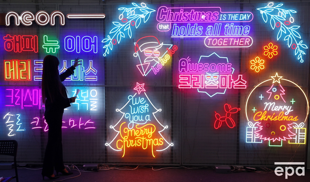 EPA_Images's tweet photo. A visitor looks at displays at the 2021 Korea International Sign and Design Show #KOSIGN in Seoul, South Korea. 📷 epa / yonhap

#Seoul #SouthKorea #design #neon #epaphotos #epaimages https://t.co/KR8dO63dsR