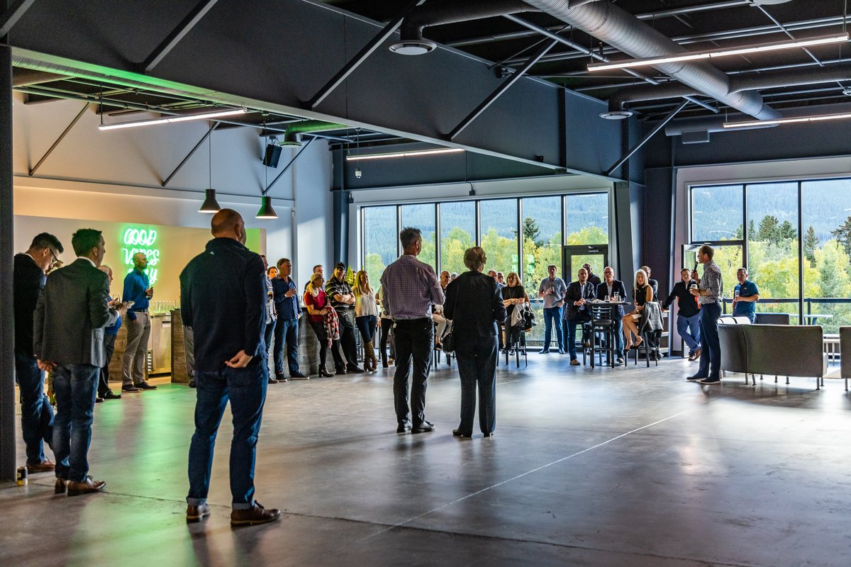 CanGOLF_Canmore's tweet image. Are you looking for a fun place to host your holiday party in the Bow Valley? Join us at CanGOLF!! Our sims offer more than just golf - there is #fun4everyone. From beer pong to ski ball, golf isn&apos;t the only name of the game. #holidayseason #christmasparty #canmore