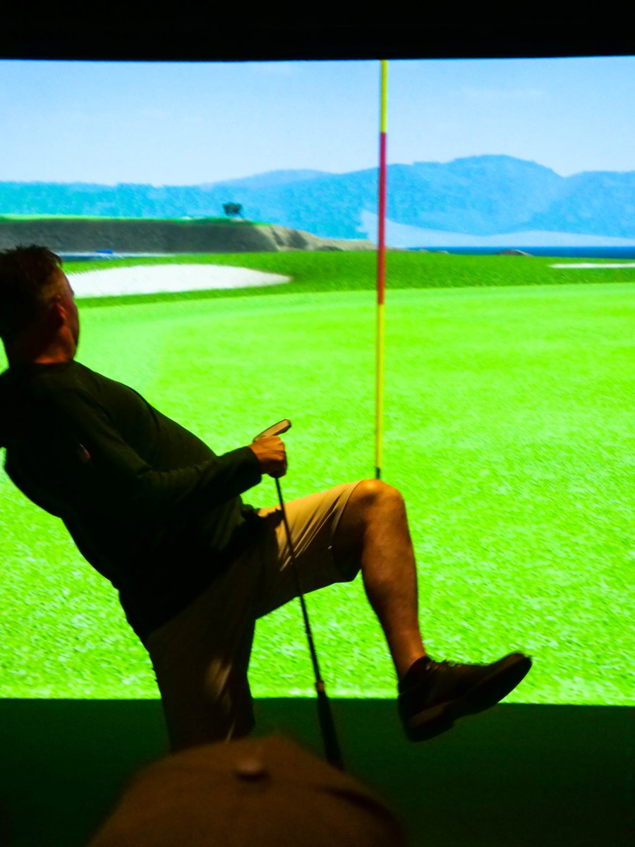 CanGOLF_Canmore's tweet image. Are you looking for a fun place to host your holiday party in the Bow Valley? Join us at CanGOLF!! Our sims offer more than just golf - there is #fun4everyone. From beer pong to ski ball, golf isn&apos;t the only name of the game. #holidayseason #christmasparty #canmore