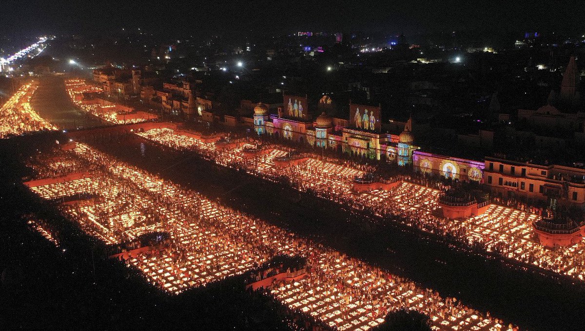 KavishRaza72's tweet photo. Happy Deepawali friends, may Raja Ramchandra bless us all🙏

Pictures of #Deepotsav2021 from different parts of UP:

P1 ~ Saryu Ghat, Ayodhya 
P2 ~ Gomti Ghat, Lucknow 
P3 ~ Ganga Ghat, Varanasi 
P4 ~ Mandakini Ghat, Chitrakoot 

#Diwali #Diwali2021 #lfcschool🏫 (#Mau) #UP54 https://t.co/j7pRE1dUhI