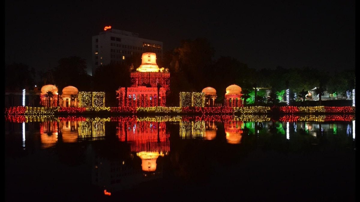 KavishRaza72's tweet photo. Happy Deepawali friends, may Raja Ramchandra bless us all🙏

Pictures of #Deepotsav2021 from different parts of UP:

P1 ~ Saryu Ghat, Ayodhya 
P2 ~ Gomti Ghat, Lucknow 
P3 ~ Ganga Ghat, Varanasi 
P4 ~ Mandakini Ghat, Chitrakoot 

#Diwali #Diwali2021 #lfcschool🏫 (#Mau) #UP54 https://t.co/j7pRE1dUhI