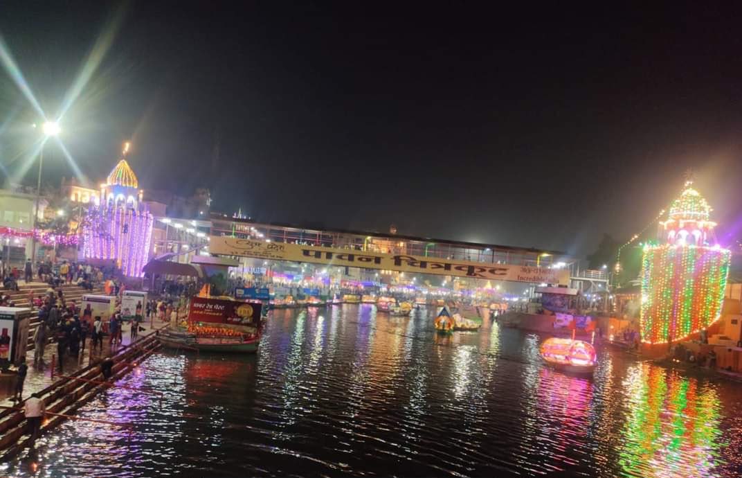 KavishRaza72's tweet photo. Happy Deepawali friends, may Raja Ramchandra bless us all🙏

Pictures of #Deepotsav2021 from different parts of UP:

P1 ~ Saryu Ghat, Ayodhya 
P2 ~ Gomti Ghat, Lucknow 
P3 ~ Ganga Ghat, Varanasi 
P4 ~ Mandakini Ghat, Chitrakoot 

#Diwali #Diwali2021 #lfcschool🏫 (#Mau) #UP54 https://t.co/j7pRE1dUhI