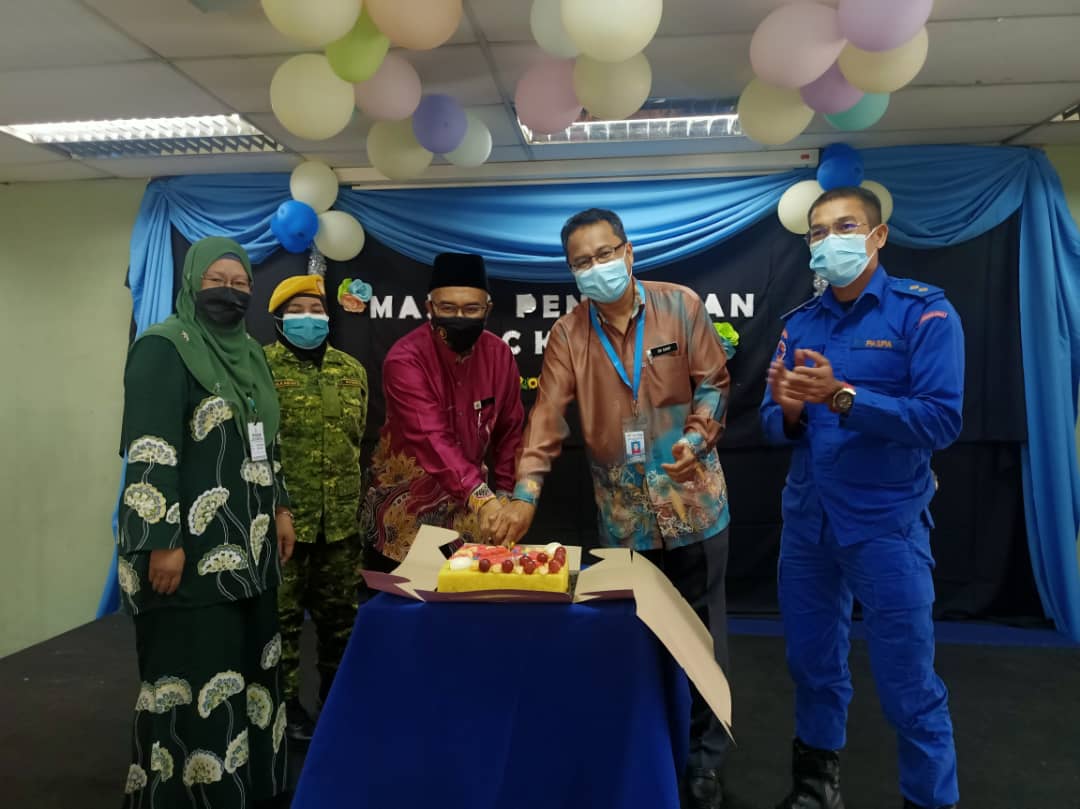 UNIPSASofficial's tweet photo. PKRC KUIPSAS ditutup secara rasmi pada 28 Oktober 2021. Sejak dibuka pada Mac 2021, PKRC KUIPSAS telah menerima kemasukan ratusan pesakit Covid-19 untuk menjalani rawatan dan kuarantin.
Terima kasih kepada semua agensi yang terlibat mengendalikan PKRC di #KUIPSAS. https://t.co/M8mxFRnFTn