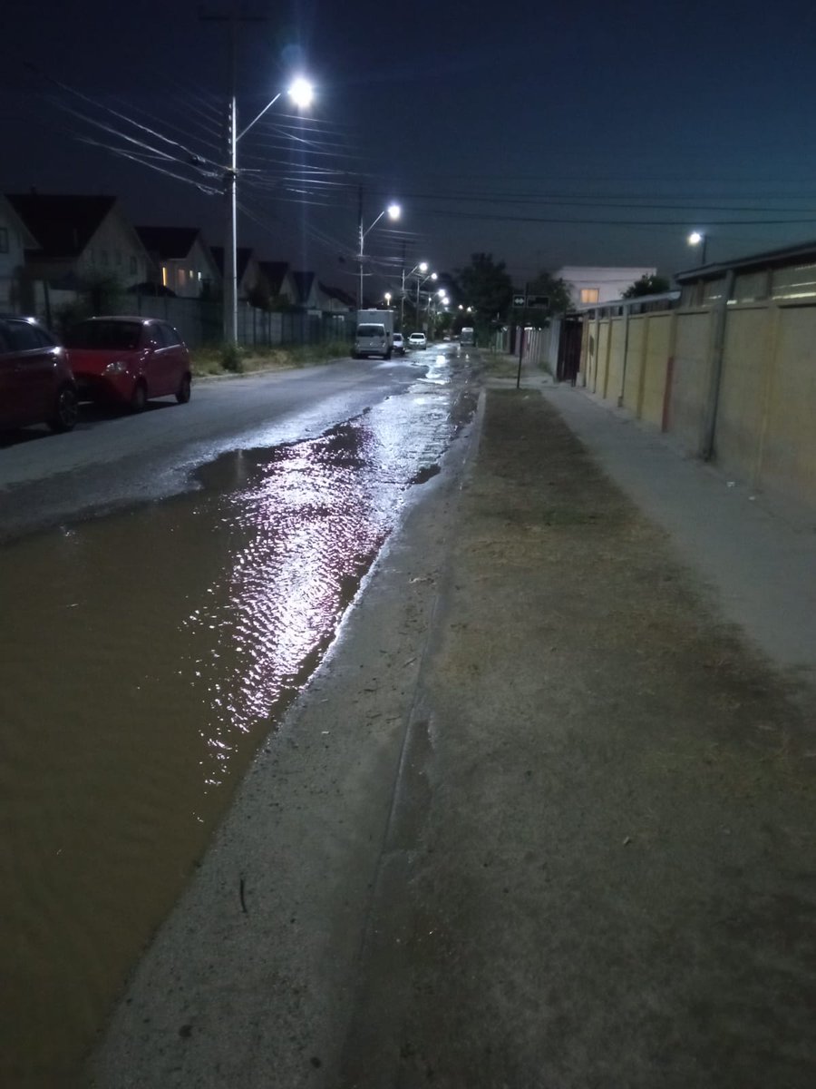 csegovia_'s tweet photo. @esval_chile Ojala rápido porque nunca había corrido tanta agua potable!! @ValeMelipillan hay que hacer algo con cosemar!! https://t.co/7p2Uem9W2G